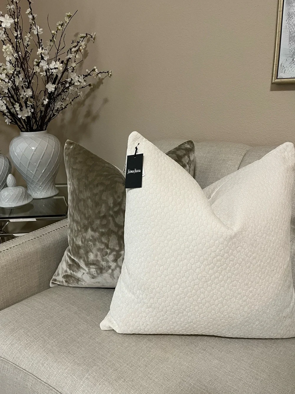 1-NWT NEIMAN MARCUS TEXTURE VELVET DESIGN DECORATIVE PILLOW (NH6200)